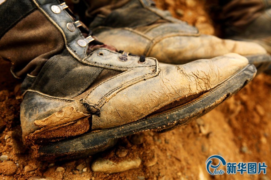 黑龙江抗洪战士连续奋斗20多天 军靴被磨破