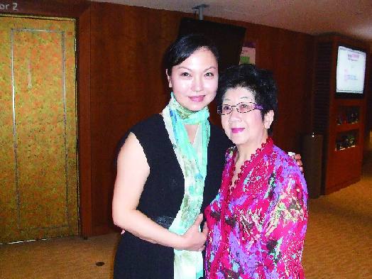 陈美兰(左)和被誉为"新加坡粤剧瑰宝"的胡桂馨女士.