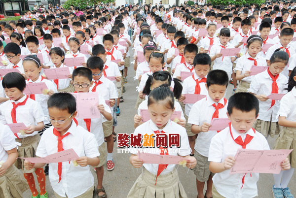 当天,有"博学雅行"教育特色的柳湖小学,举行了孔子铜像揭幕,献礼舞