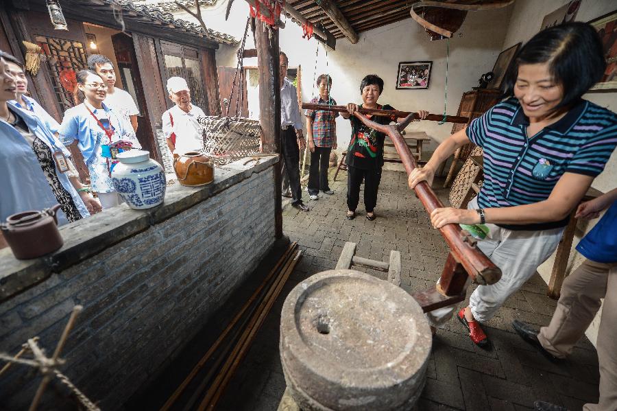 老人推石磨的图片,老人推磨图片,手推石磨图片(第14页)_大山谷图库