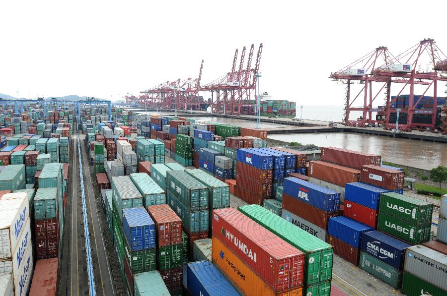 10月19日,浙江宁波港3期码头集装箱存储场摆放整齐的集装箱.