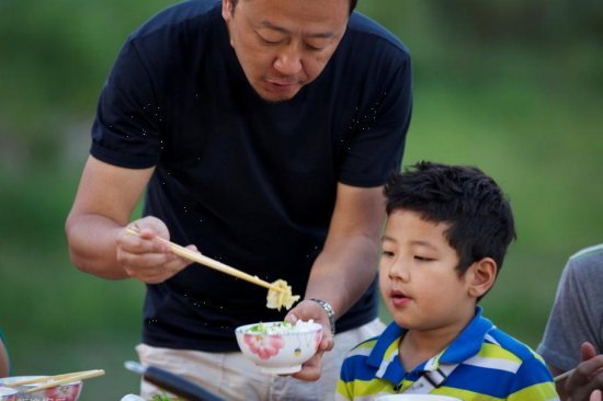 郭濤(微博)與兒子郭子睿(石頭)時下熱播的親子節目中,湖南衛視的