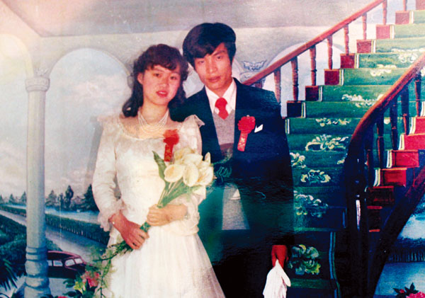 80年代后期又开始穿上婚纱和西装,到90年代人们结婚都会拍组婚纱照