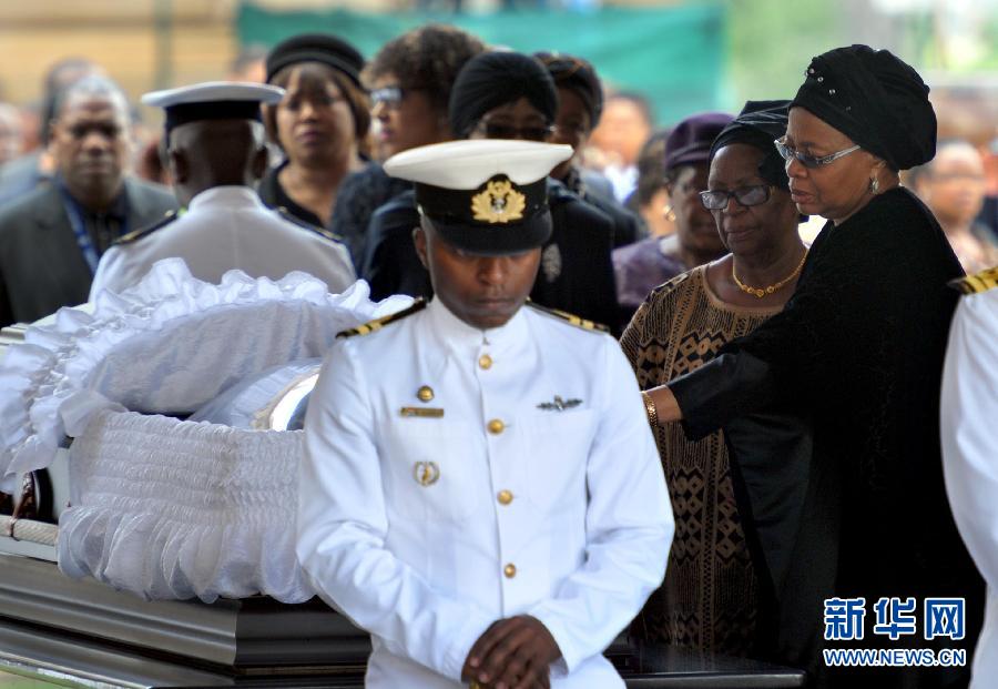 南非各界民众瞻仰曼德拉遗容