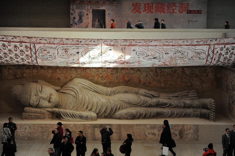 12月28日,观众在浙江美术馆参观莫高窟第158窟的复原展品