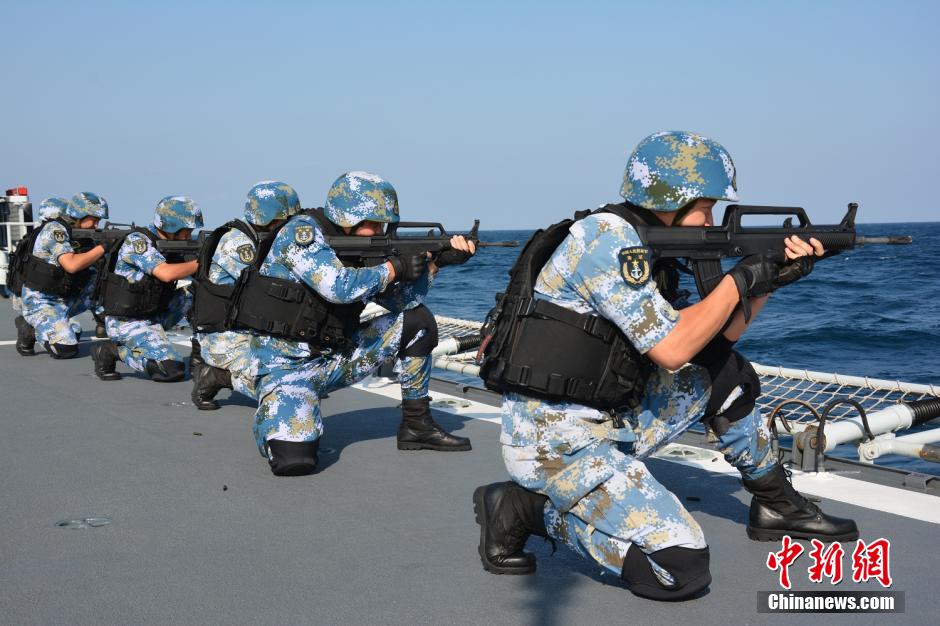 海军第十六批护航编队首次进行轻武器实弹射击训练