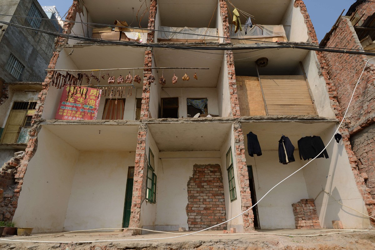 南宁危楼拆一半住一半