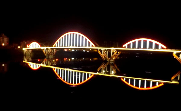 华埠彩虹桥真的变彩了