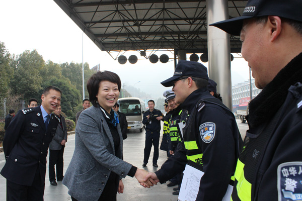 县领导走访慰问春节在岗人员