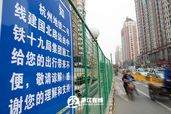 杭州地铁建国北路,学院路站工地扩大 司机请做好绕行准备