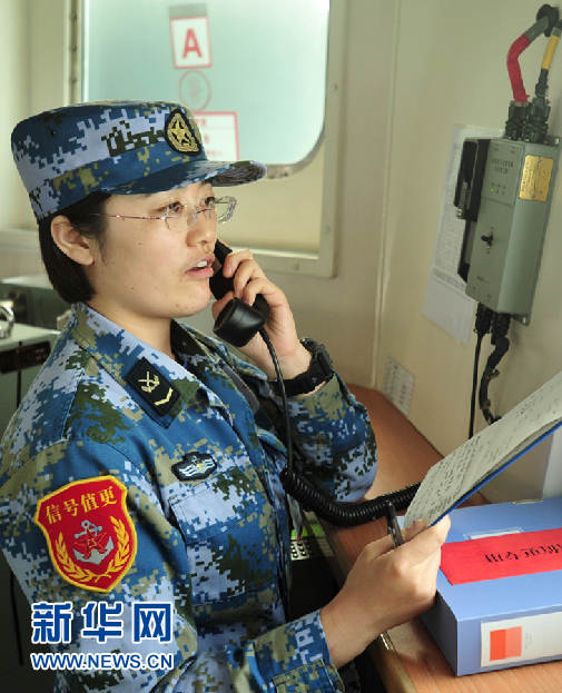 中国航母辽宁舰近百名女兵集体亮相