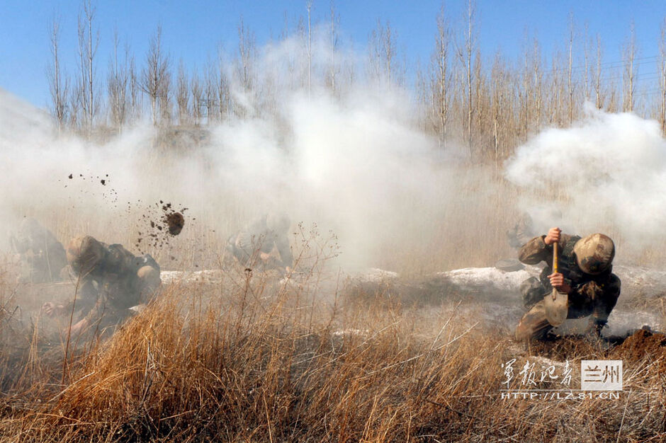 实拍我军王牌部队工兵营排雷训练