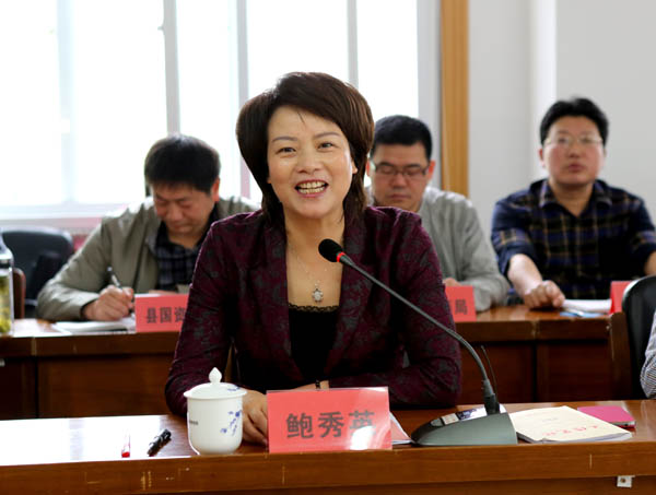 县委常委,副县长姜方云与湖北卓越集团董事长刘雁飞代表双方进行