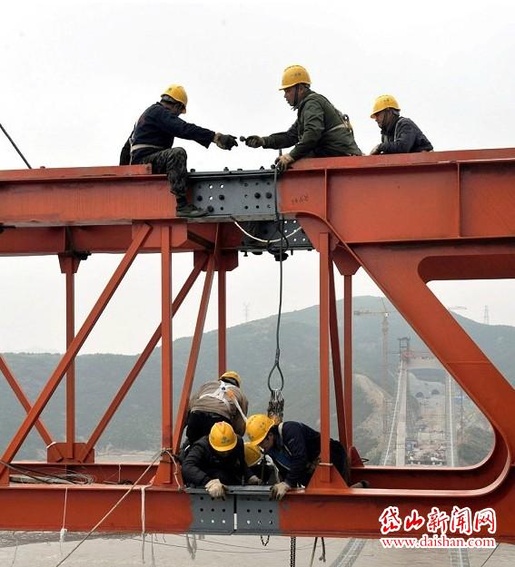 米的高空安裝纜載吊機,這是官山大橋下一步吊裝橋面鋼箱梁的關鍵設備