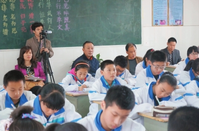 县教育局局长程晓辉在实验中学开展四进三座谈民情体验活动
