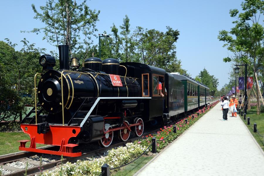 杭州白塔公园火车图片