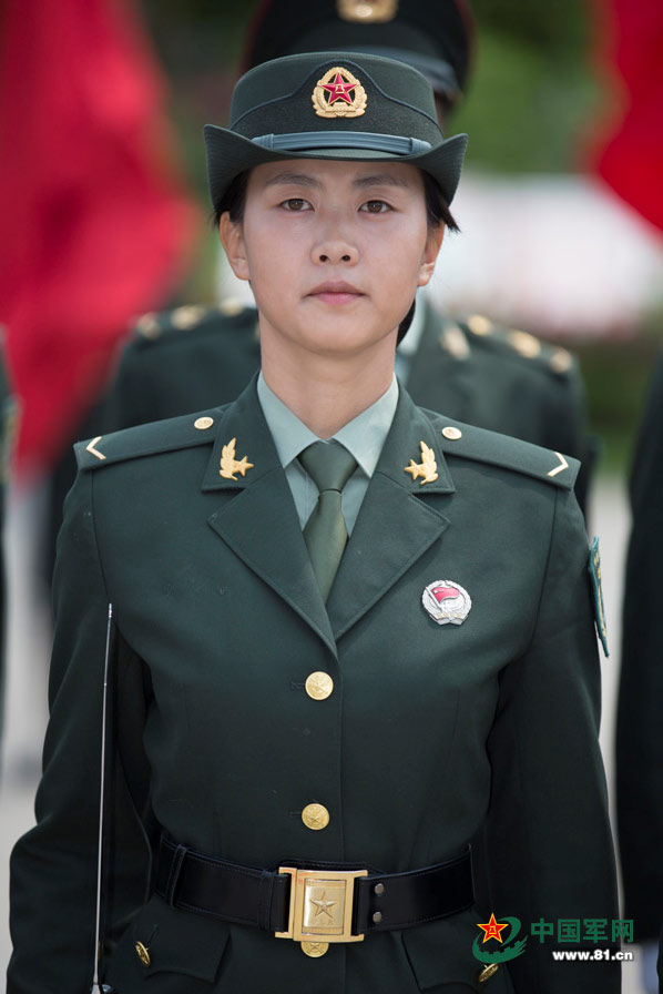 我军首批女仪仗队员训练过程揭秘:“英姿飒爽”-嵊州新闻网