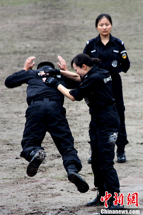 四川广安反恐防暴演练女特警展演擒拿搏击术