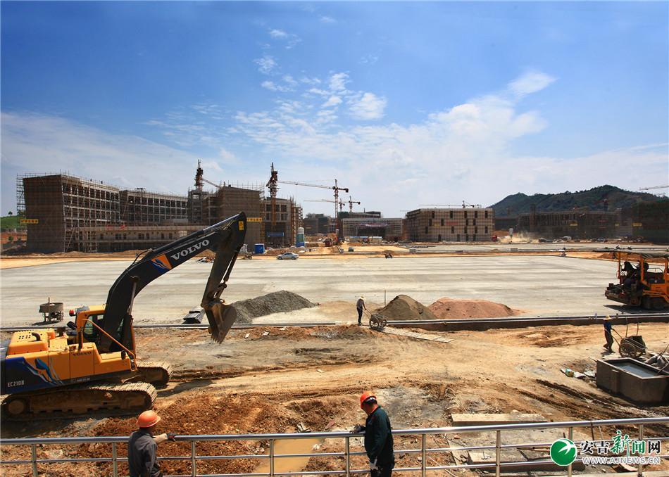 大批机械设备,施工人员摆开阵势,在各自的流水线上抓紧时间建设施工