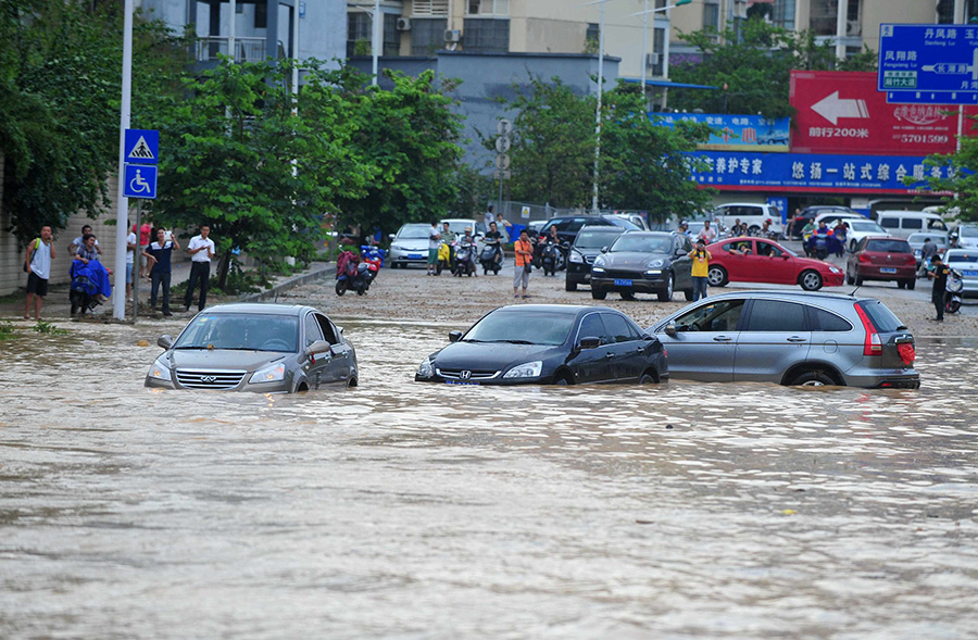当日,广西南宁市遭遇暴雨袭击,气象部门发布暴雨红色预警信号,市区