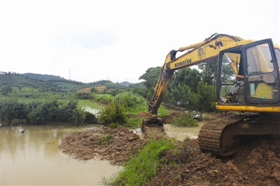 溪坝被洪水冲跨挖机填土堵坝口