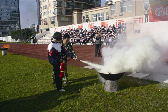 黄岩城关中学2000余名师生体验"火海逃生"