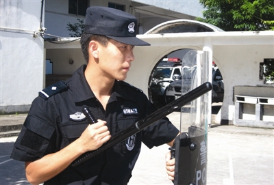 炎炎烈日下,记者在县公安局巡特警大队的训练场上看到,一群特勤人员