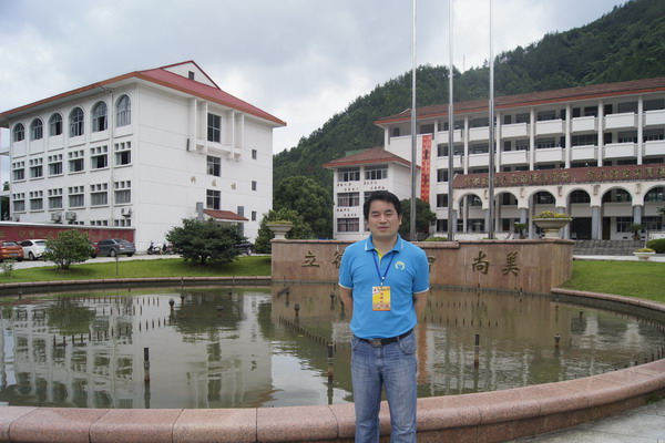 先后任教于玉山镇中,安文初中,实验初中,现任教于磐安中学,担任班主任