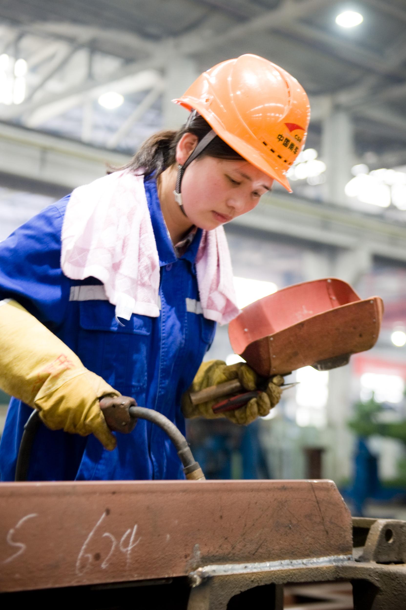 中国南车长江公司株洲分公司易冉工作照 本人供图能吃苦,悟性高的秀气