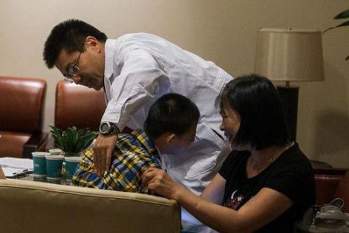 11岁男孩患罕见猫叫综合征害怕声音和光具有攻击性