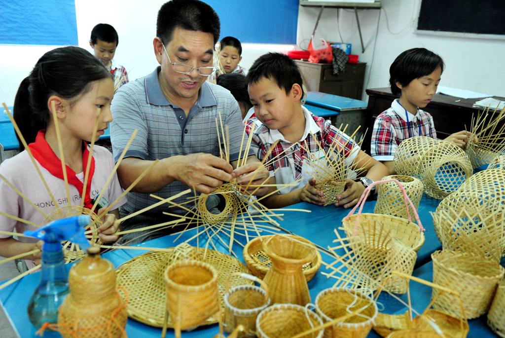 古竹小学学生在校竹文化博物馆听老师讲解竹文化.