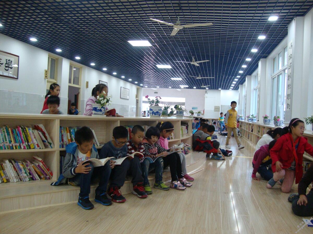 每当午饭过后,实验小学许多同学匆忙走向学校行政楼的"开放式阅览室