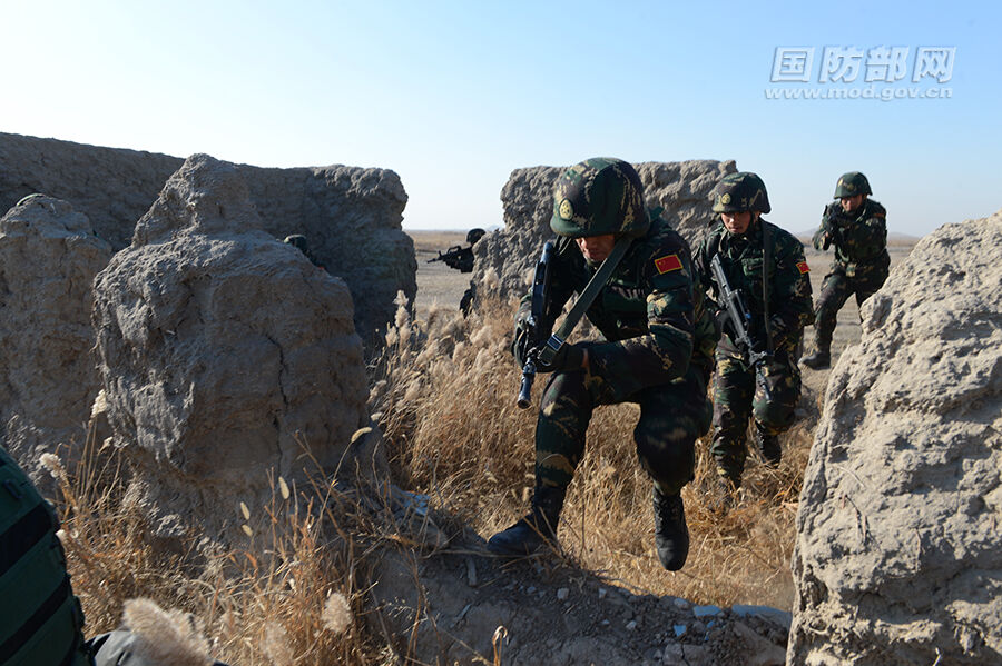 单兵利用地形地物图片图片