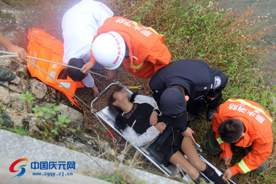 女子跳河欲轻生 民警消防水中救人