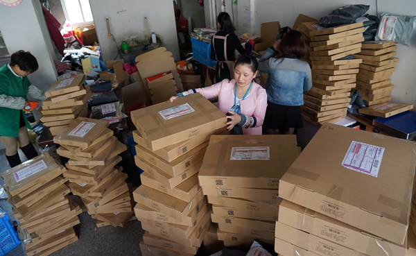 童装订单满满,每款一万多件备货销售一空,连日来工作人员忙着打包发货