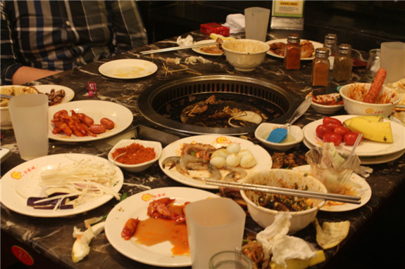 自助餐取食无节制 就餐区浪费现象严重