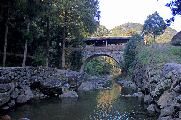 接納了東川支流,流往史姆,芭下,潘莊,梓譽等村,最後奔向東陽橫錦水庫