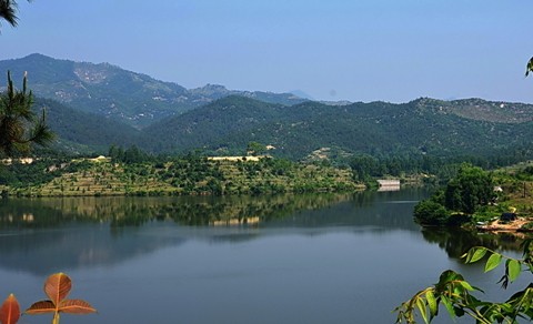 南山湖,原是嵊州人民为解决农田灌溉所造的一座大型水库,库容量为