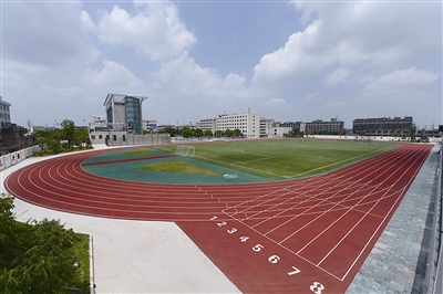 蓬街私立中学标准田径场