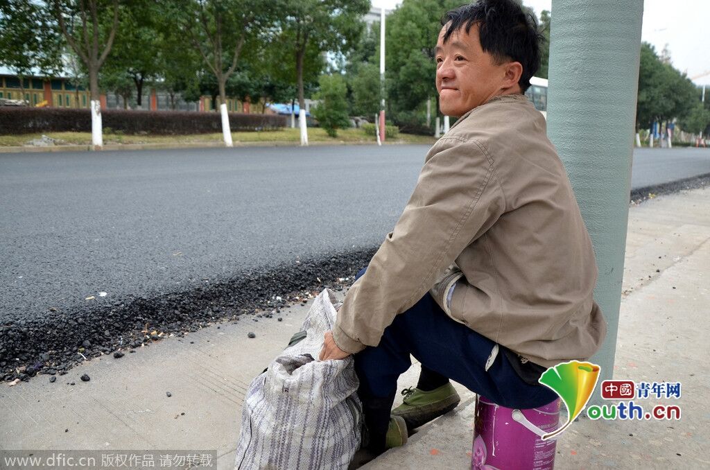 网友跟拍一残疾乞丐变身全过程
