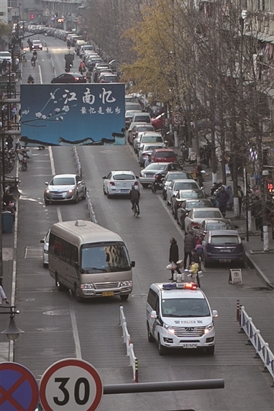 警车开道护送38个危重症宝宝到新院区