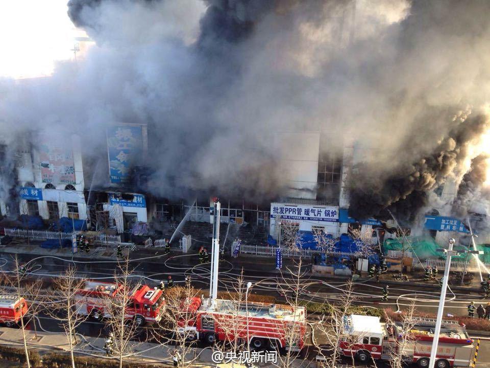 大连一旧货市场发生火灾数十辆消防车到场扑救
