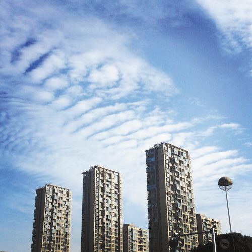 昨天上午,椒江城区上空飘过一片条状云,非常美丽