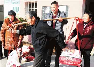 近日,熟溪街道吴杨村的52位60岁以上老人,每人开心