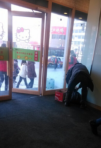 乞丐换衣服交接班 这一幕被拍下来了