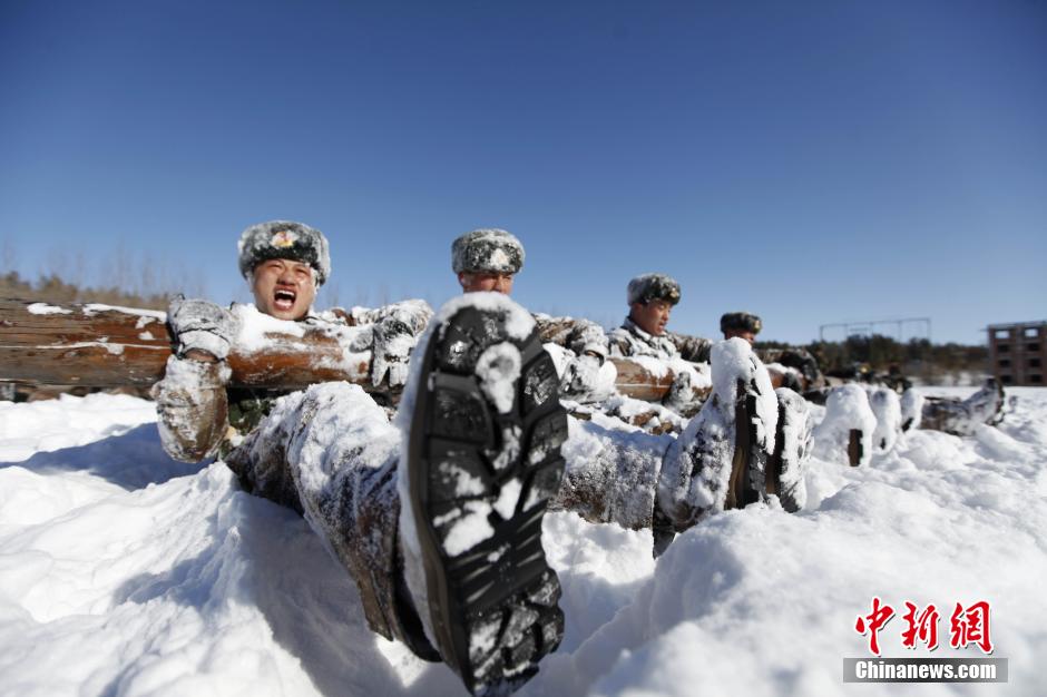 黑河邊防戰士爬冰臥雪極限體能訓練變