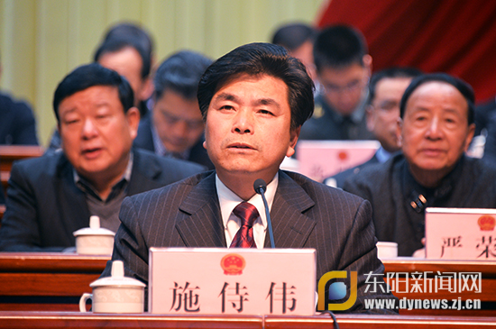 市人大常委会主任施侍伟主持会议并宣布大会开幕