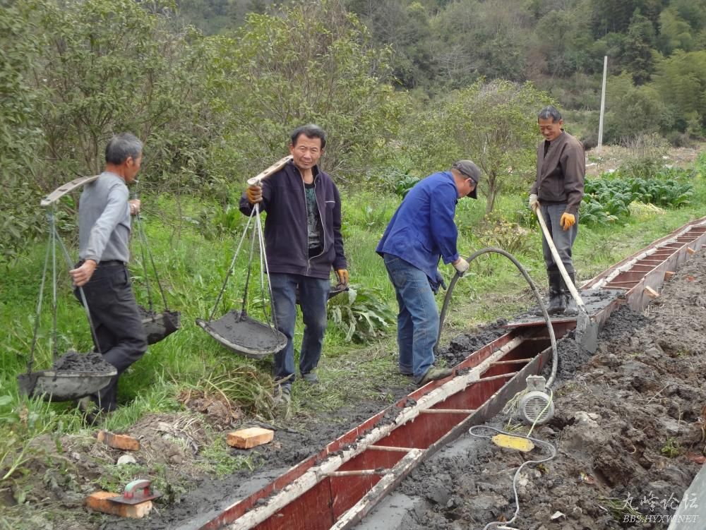 3月23日,头陀镇山前河村抢抓时机,对田间590米排水沟进行三面光硬化