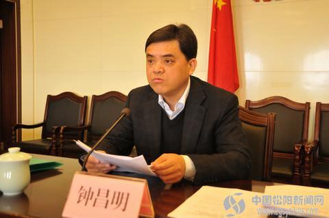 钟昌明在会上传达了全国"两会"精神,要求党员干部深