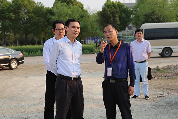 孙哲君在督查5000万元以上重点工业项目投资情况时要求:坚定信心 打一